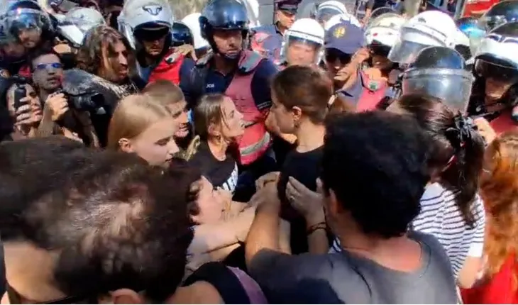 Përplasje në protestë, qytetarët bllokojnë rrugët. Disa të shoqëruar