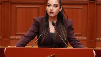 Përplasje në rrjet për bllokun e shënimeve, Sara Mila: Histeria online s’ma ndal hapin për të punuar