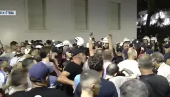 Përplasje para Kryeministrisë/ Protestuesit godasin me gurë kordonin e policisë