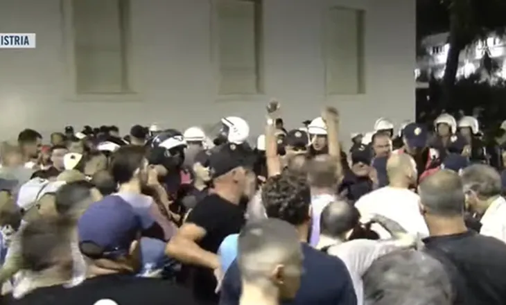 Përplasje para Kryeministrisë/ Protestuesit godasin me gurë kordonin e policisë