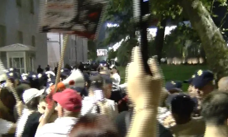 Përplasje para Kryeministrisë/ Rritet numri i të shoqëruarve, protestuesit refuzojnë të tërhiqen