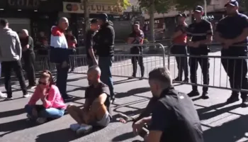 Përplasje para Kuvendit, shoqërohen disa protestues, mes tyre organizatori Dritan Goxhaj
