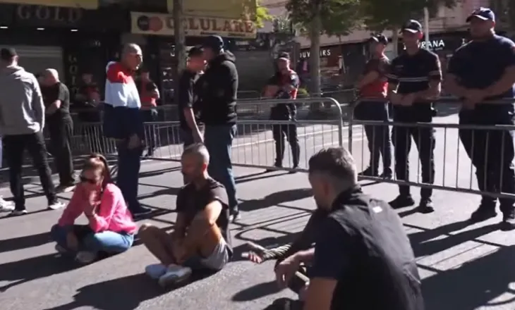 Përplasje para Kuvendit, shoqërohen disa protestues, mes tyre organizatori Dritan Goxhaj