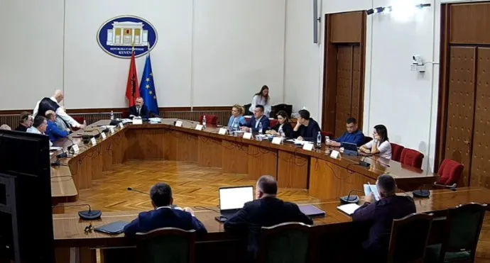 Përplasje për Territorialen te Ligjet, PD kundër draftit të PS, braktis mbledhjen: Po bëni ndryshime pa pyetur qytetarët! Manja: S’i marrim dot kompetencat e Kuvendit