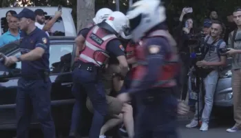 Përplasje te Kuvendi, policia blindon të gjitha rrugët. Shoqërohen disa protestues