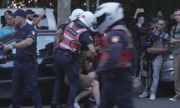 Përplasje te Kuvendi, policia blindon të gjitha rrugët. Shoqërohen disa protestues