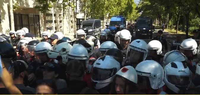 Përplasjet me policinë në protestë, 17 qytetarë janë shoqëruar në komisariate