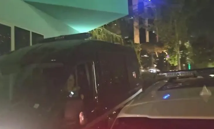 Përplasjet para Kryeministrisë/ Shoqërohet në polici Dritan Goxhaj, edhe dy protestues të tjerë (EMART)