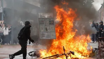 Përshkallëzohen protestat, 76 të plagosur dhe qindra arrestime