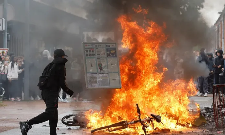 Përshkallëzohen protestat, 76 të plagosur dhe qindra arrestime