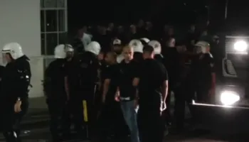 Përshkallëzohet situata mes protestuesve dhe policisë, shoqërohet një qytetar
