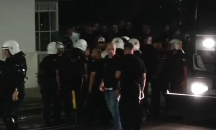 Përshkallëzohet situata mes protestuesve dhe policisë, shoqërohet një qytetar