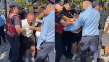Pezullohet efektivi i “Shqiponjave” që goditi me grusht në bark protestuesin