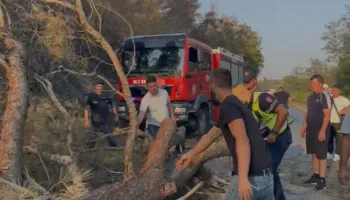 Pisha e dëmtuar nga zjarri bie në rrugë, bllokohet aksi Levan-Fier