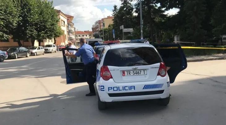 Plaçkitën dy biznese në Korçë, kamerat tradhtojnë “skifterët”! Arrestohet 18-vjeçari, shpallet në kërkim shoku i tij