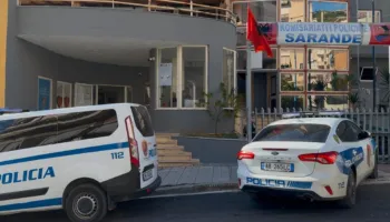 Plagosën me thikë dy vëllezërit pas një sherri në Sarandë, Policia: Arrestohen në flagrancë 3 të rinjtë