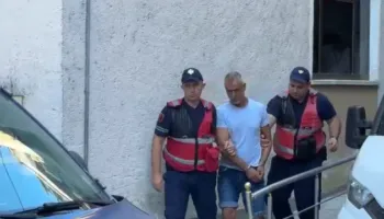 Plagosi babanë e ish-bashkëjetueses, caktohet “arrest me burg” për dajën e Zegjine Çaushit
