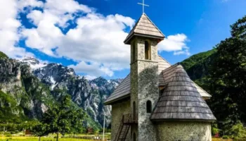 Po “largohen” nga bregdeti? Turistët tani duan malet, natyrën dhe historinë