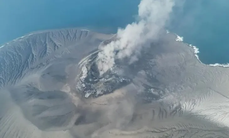 Po mbulonin ngjarjen e shpërthimit të vullkanit në Indonezi, zhduken 5 gazetarë!