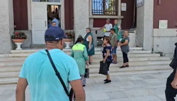 “Po na mbahen lekët”/ Tre muaj pa rroga, punonjësit e Ndërmarrjes së Pastrimit në Durrës mblidhen para Bashkisë