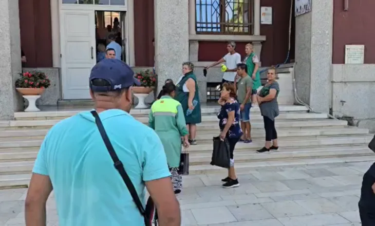 “Po na mbahen lekët”/ Tre muaj pa rroga, punonjësit e Ndërmarrjes së Pastrimit në Durrës mblidhen para Bashkisë