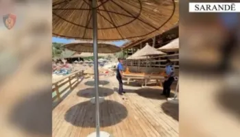 Po ndërtonte pa leje në plazhin e Sarandës, arrestohet 47-vjeçari nga Tirana! Pezullohet specialisti i Policisë, sekuestrohen 48 çadra