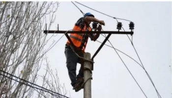 Po punonte për riparimit të linjës së energjisë elektrike, humb jetën punonjësi i OSHEE në Belsh! Hetime për shkaqet
