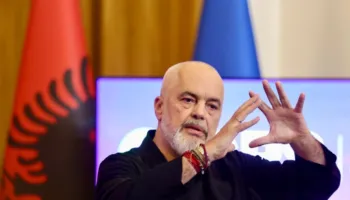 “Po qesh? Rama i kthehet socialistit: Do hani një të shtyrë që do i luteni Zotit…