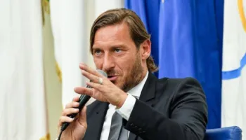 “Po të kisha luajtur përkrah tij, ai do të kishte shënuar trefishin e golave”, Totti rrëfehet në ditëlindjen e tij të 50-të