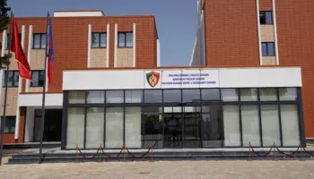 Po transportonte 16 emigrantë të paligjshëm drejt Malit të Zi, arrestohet 39-vjeçari në Shkodër