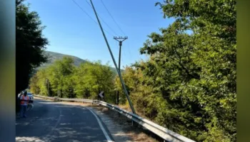 Po vendosnin ndriçimin e rrugës, 4 punonjësit e Bashkisë Tropojë i zë korrenti, njëri humb jetën, plagosen 3 kolegët (EMRAT)