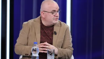 Polici goditi me grusht në bark protestuesin, Hoxha: Veprim që i shoqëruari të ulte kokën, mirëpo…
