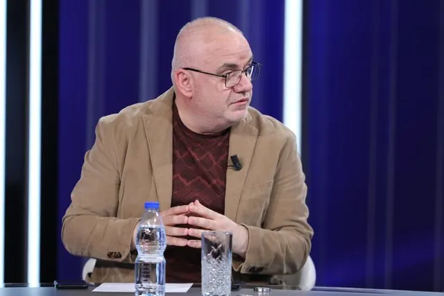 Polici goditi me grusht në bark protestuesin, Hoxha: Veprim që i shoqëruari të ulte kokën, mirëpo…