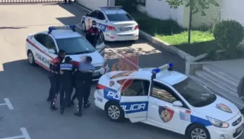 Policia aksion në Tiranë, vihen në pranga 8 të kërkuar për krime të rënda, armë, drogë dhe vjedhje