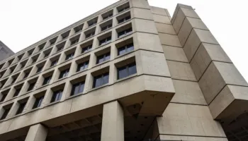 Policia holandeze arreston 24-vjeçarin e dyshuar si pjesë e grupit që pretendoi se hakoi FBI-në