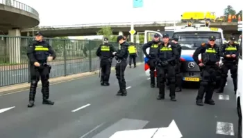 Policia holandeze urdhëron turmën të largohet nga Gjykata Speciale: Do të përdorim forcën