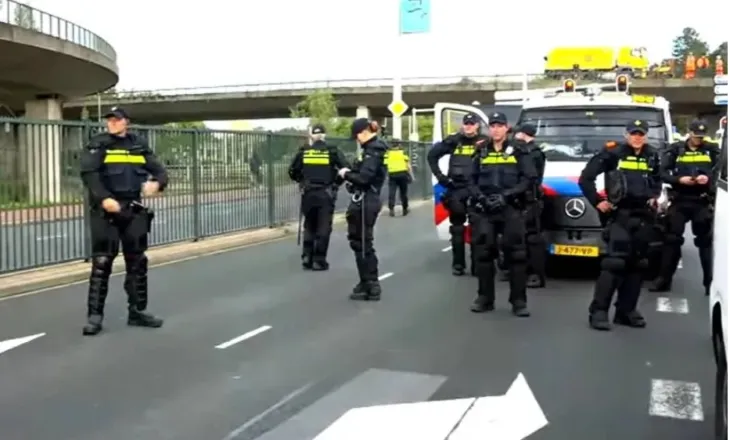 Policia holandeze urdhëron turmën të largohet nga Gjykata Speciale: Do të përdorim forcën