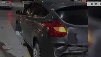 Policia iu vu nga pas, 30-vjeçari me mjetin e vjedhur në Tepelenë, në tentativë për të shpëtuar përplas 4 makina në Durrës
