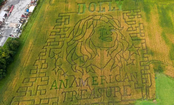 Portreti i Dolly Parton shfaqet në fushat e misrit në SHBA dhe Kanada