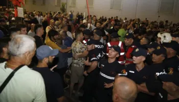 Prania e Ramës ‘ndez’ protesën! Dita 94-Protesuesit rrethuan kryeministrinë, përplasje me efektivët, kaos edhe te Komisariati nr. 3
