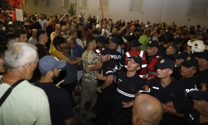 Prania e Ramës ‘ndez’ protesën! Dita 94-Protesuesit rrethuan kryeministrinë, përplasje me efektivët, kaos edhe te Komisariati nr. 3