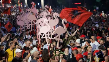 Prej 105 ditësh protestohet për largimin e kryeministrit, gazeta britanike: Shqipëria “noton” në para droge! Rama është…