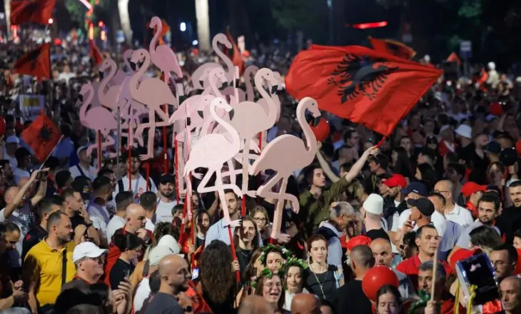 Prej 105 ditësh protestohet për largimin e kryeministrit, gazeta britanike: Shqipëria “noton” në para droge! Rama është…