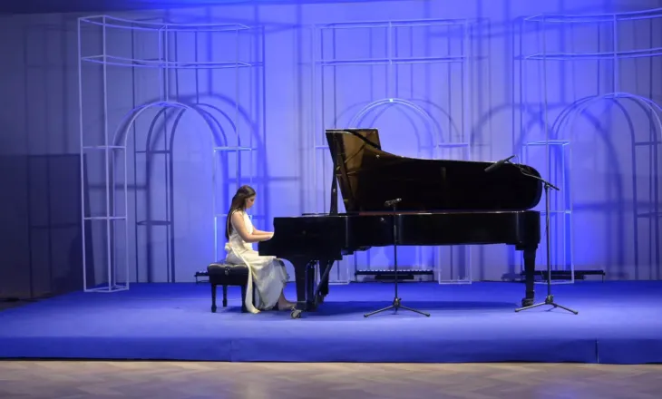 “Prelud i një rruge”, Norena Gaxha prezanton talentin e saj në piano