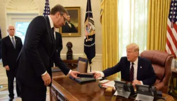 PRESIDENTI TRUMP NDRYSHON KURSIN, VUÇIÇ FITON TERREN, SHBA AFROHET ME BEOGRADIN