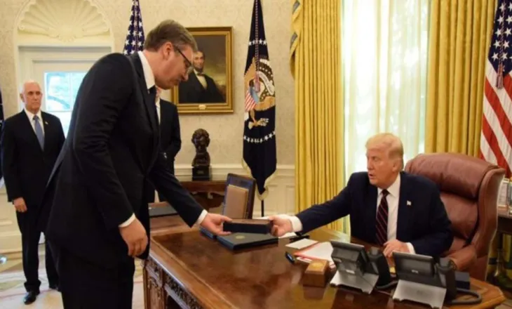 PRESIDENTI TRUMP NDRYSHON KURSIN, VUÇIÇ FITON TERREN, SHBA AFROHET ME BEOGRADIN
