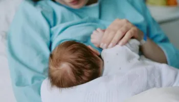 Prindërit por refuzojnë gjithmonë e më shumë Vitaminën K, për mjekët rreziqet janë vdekjeprurëse