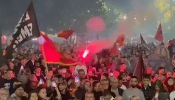Prishtina në protestë për ish-krerët e UÇK-së, qytetarët mbushin sheshin (VIDEO)