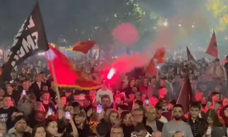 Prishtina në protestë për ish-krerët e UÇK-së, qytetarët mbushin sheshin (VIDEO)