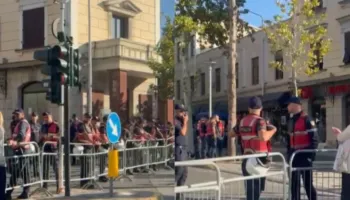 Priten tensione! Rrethohet Kuvendi, gardhe metalike dhe forca policie vendosen në rrugët drejt Parlamentit